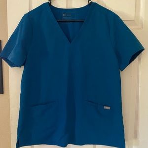 Figs 2 pocket scrub top in Caribbean blue